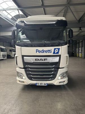 une photo d'un camion blanc garé dans un garage