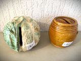 deux vases posés l'un à côté de l'autre sur une table