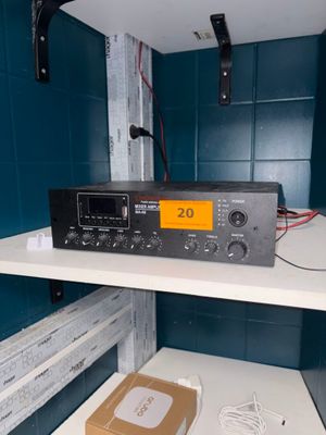 une radio posée sur une étagère dans un coin de la pièce