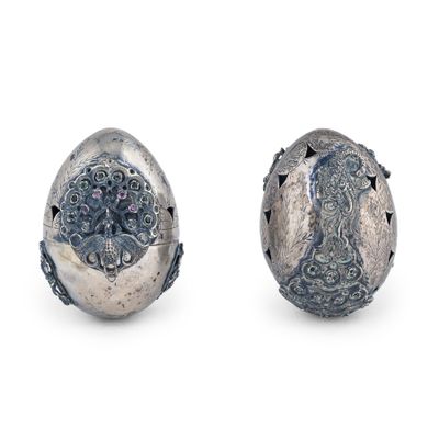 une paire de boucles d'oreilles anciennes en argent et diamants sur fond blanc