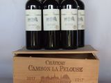 six bouteilles de vin rouge dans un coffret en bois sur une table