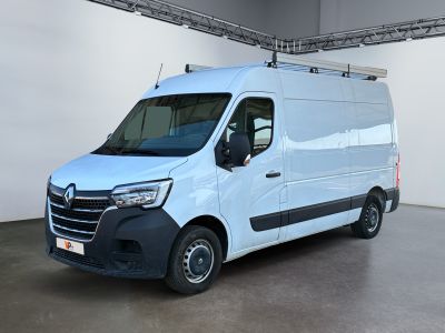 une photo d'une camionnette blanche garée à l'intérieur d'un bâtiment
