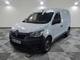 la photo d'une camionnette blanche garée dans un garage