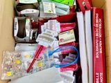 une boîte en carton remplie de fournitures et un sac vert