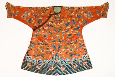 une veste orange et bleue ornée d'un motif floral