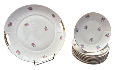 a lot of plates that are stacked on top of each other