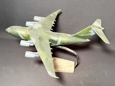 une maquette d'avion posée sur une table