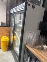 1 vitrine à boissons 2 portes battantes vitrées positive