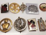 tout un tas de badges posés sur une table