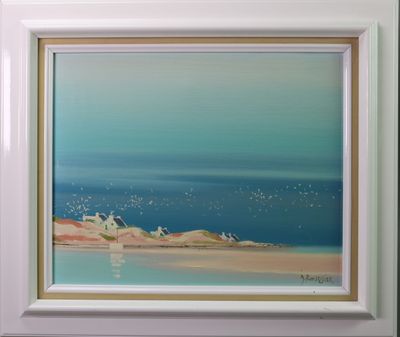 une peinture à l'huile représentant une scène de plage avec des oiseaux volant au-dessus de l'eau