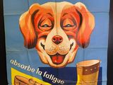 une affiche représentant un chien et une paire de bottes accrochée au mur
