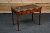 Table bureau ouvrant par deux tiroirs en ceinture et reposan…