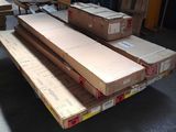une pile de cartons posée sur une table