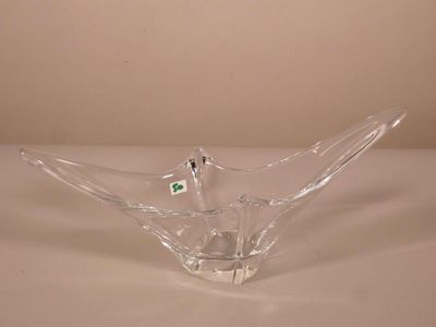 un saladier en verre transparent sur lequel est collée une étiquette verte