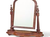 un miroir en bois posé sur un pied, avec un miroir au-dessus