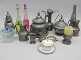 de nombreux types de vases et de coupes sur la table