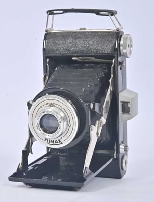 une photo en noir et blanc d'un vieil appareil photo