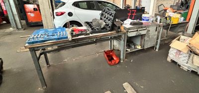une voiture garée dans un garage à côté d'une table