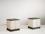 une paire de tables de chevet blanches et noires posées sur un plan de travail blanc