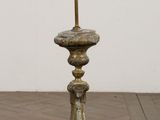 un vase en argent posé sur une table en bois