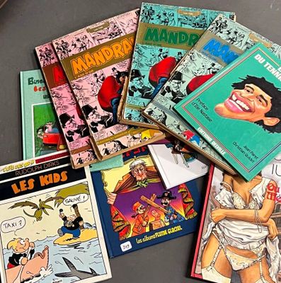 un grand nombre de livres posés sur une table
