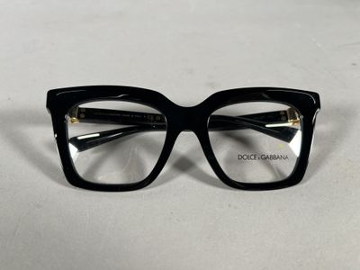 Les lunettes sont noires et ont des verres transparents.