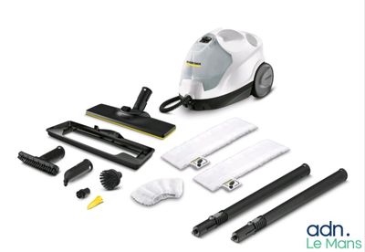 un aspirateur blanc et noir avec des produits d'entretien sur fond blanc