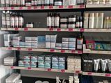 de nombreux types de produits de soins de la peau dans les rayons