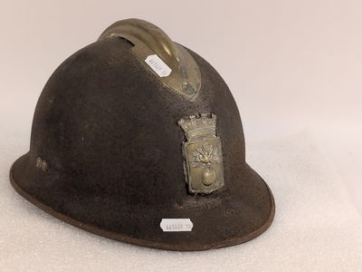 un casque orné d'un insigne, posé sur une table