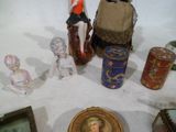 beaucoup de figurines qui se trouvent sur la table