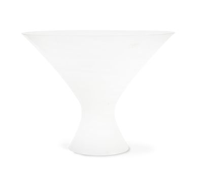 un vase blanc posé sur une table blanche