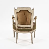 Paire de fauteuils cabriolet en bois laqué style Louis XVI, … (photo 6)