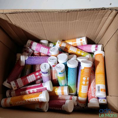 une boîte en carton remplie de différents types de dentifrice