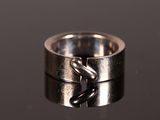 une image représentant une bague en argent ornée d'un cœur