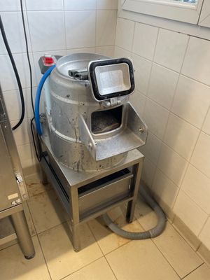 une machine qui se trouve dans le coin d'une pièce