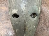 une image représentant un masque sur lequel figure un visage