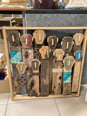 une photo d'une photo d'un présentoir de chevilles en bois