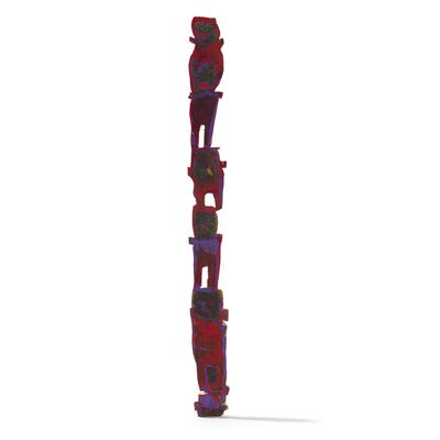un totem en bois surmonté d'un chat