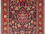 un tapis rouge et noir à motifs floraux