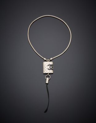 un collier en argent avec un cordon noir et un fermoir en argent