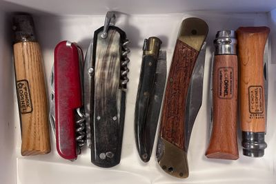 de nombreux types de couteaux différents dans une boîte