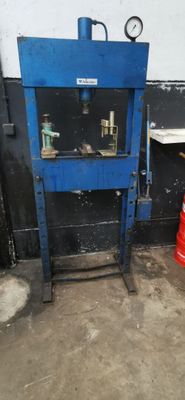 une borne d'incendie rouge posée à côté d'une machine bleue