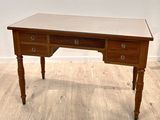 un bureau en bois avec deux tiroirs et un plateau en marbre