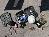 un casque de chantier, des outils et d'autres objets disposés par terre