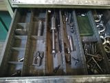 une boîte à outils en métal contenant de nombreux outils différents