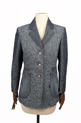 une image d'une veste de femme sur un mannequin