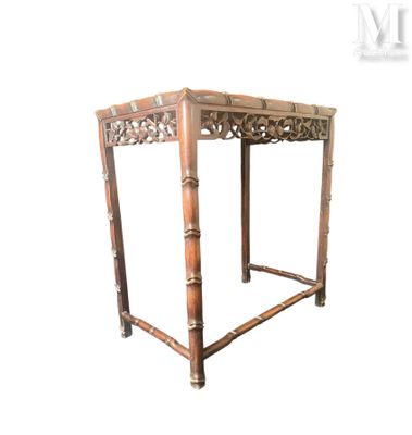 une petite table sur laquelle repose un cadre en bois