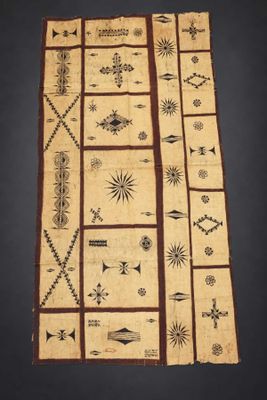 un morceau de tissu orné de divers motifs