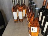 plusieurs bouteilles de vin sont alignées sur une table