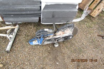 une photo montrant un tas de parpaings à côté d'un tas d'outils